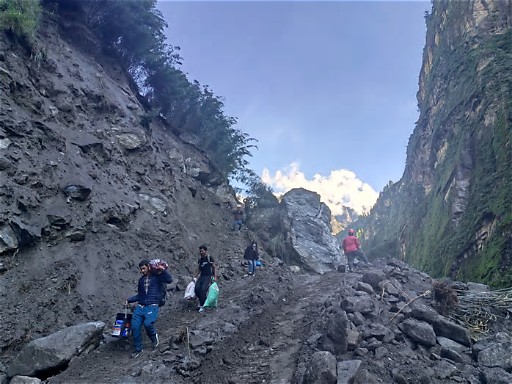 बेँसीसहर–चामे सडक पूर्ण रूपमा अवरुद्ध